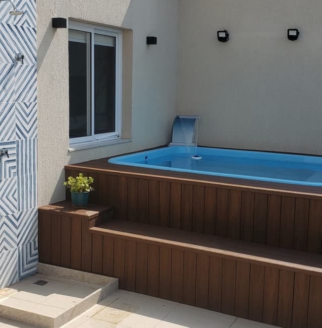 7 piscina pequena com deck em madeira plástica @decksdesign