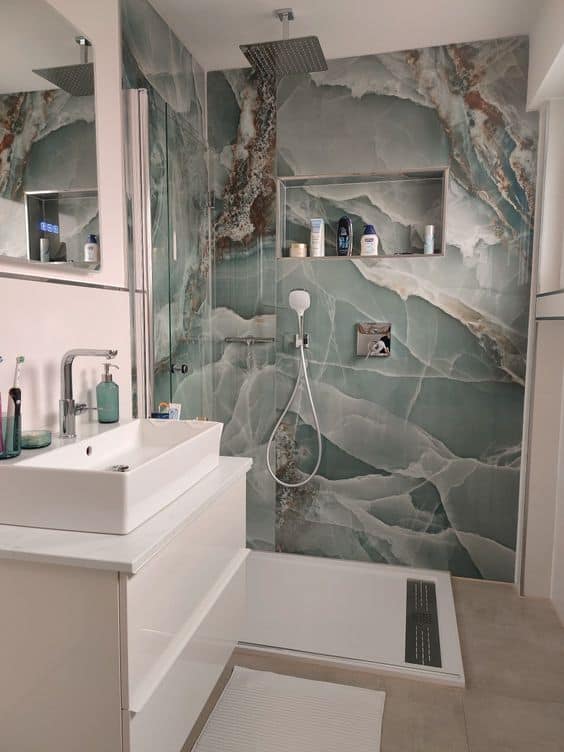 8 banheiro com porcelanato marmorizado verde Pinterest