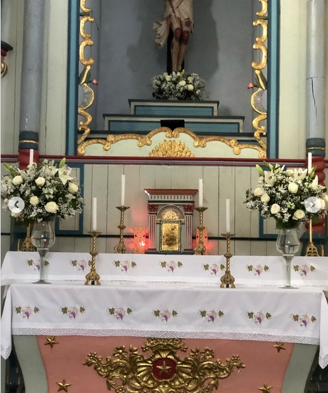 1 altar de igreja com arranjos florais simples @joaoemariadocearte