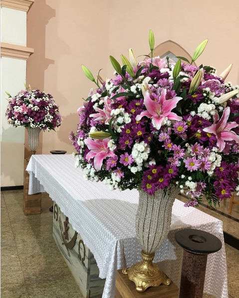 13 decoração igreja com flores coloridas @espacofloreseplantas