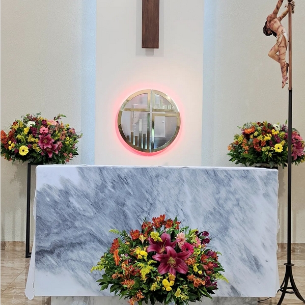 14 decoração de igreja com arranjos de flores coloridas @florira decora