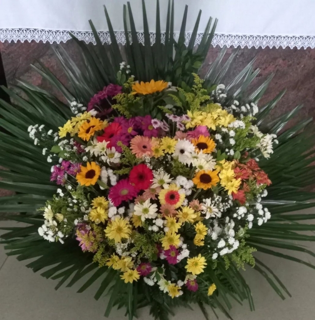 17 arranjo para igreja com flores coloridas @floricultura encanto floral