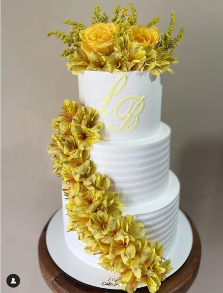 18 bolo chique de casamento com flores amarelas @martacakedesigner