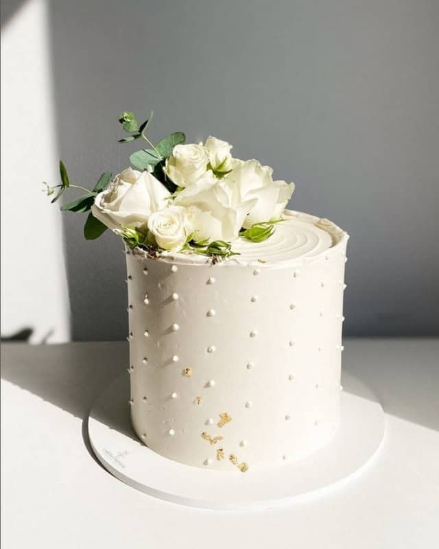 35 bolo simples e minimalista casamento @laressaconfeitaria