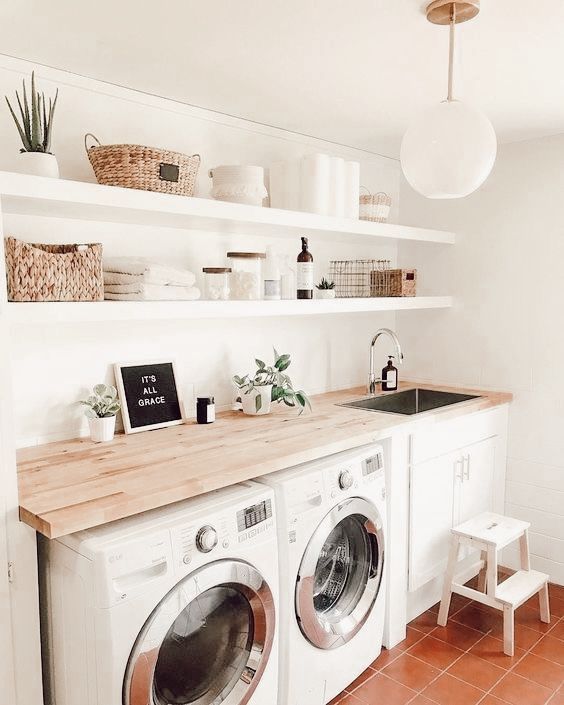 1 lavanderia com prateleiras brancas Pinterest