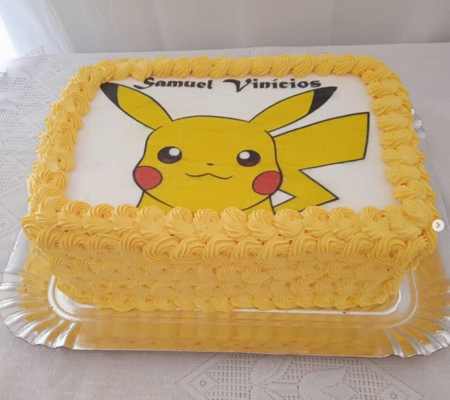 17 bolo quadrado e simples Pikachu @beatrispandini