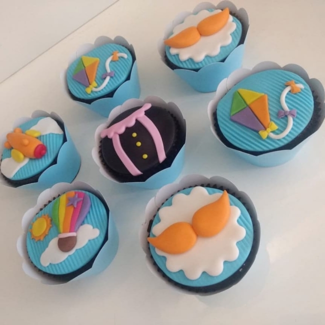 12 cupcake Mundo Bita pasta americana @bp doces