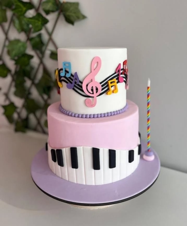 14 bolo 2 andares decorado com notas musicais @adocicatta boleria