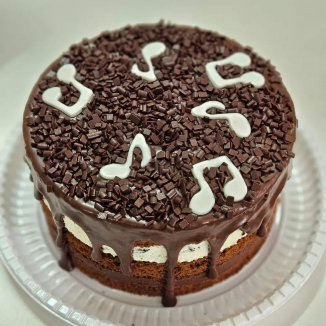 17 bolo de chocolate com notas musicais @kobaiashiluciana