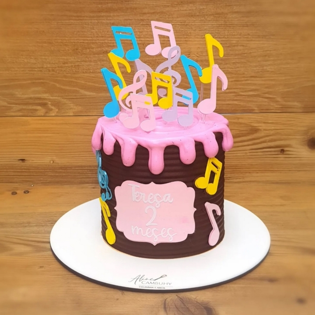 18 bolo com notas musicais @cambuhyculinaria