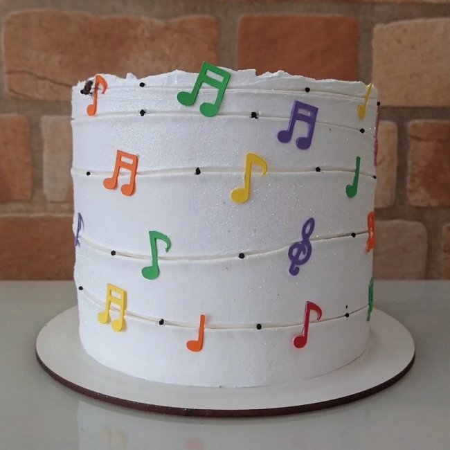 2 bolo simples com notas musicais @leguileo bolos