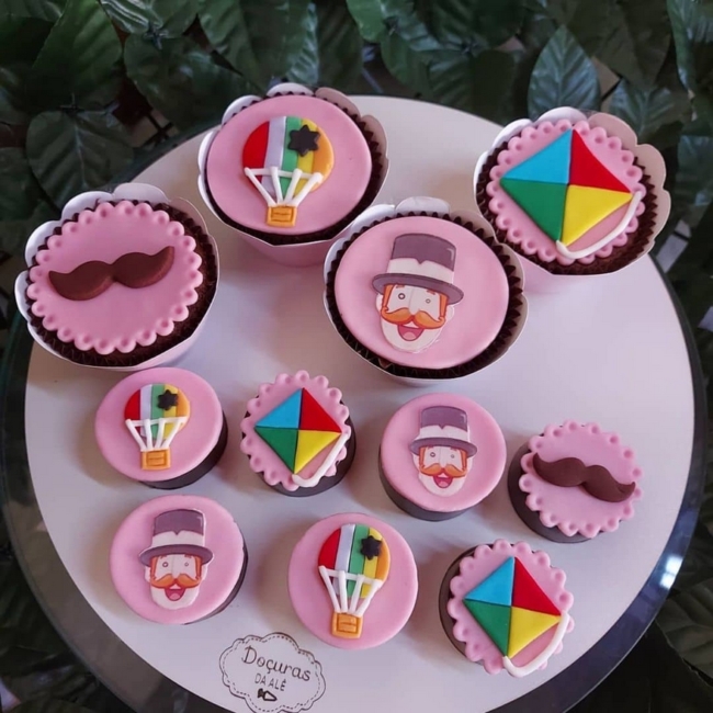 22 cupcake Mundo Bita rosa @melhor jacarei