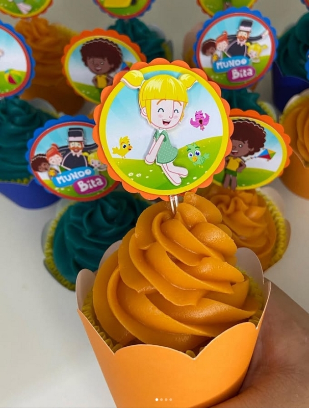 25 cupcake Mundo Bita com topo @laconfeitariaeduarda
