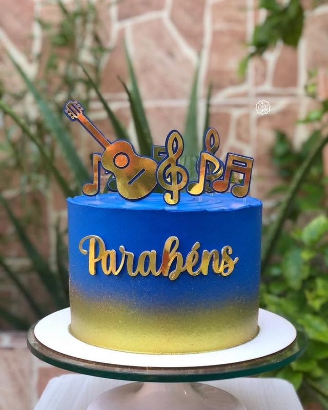 26 bolo azul com notas musicais @cakes kel