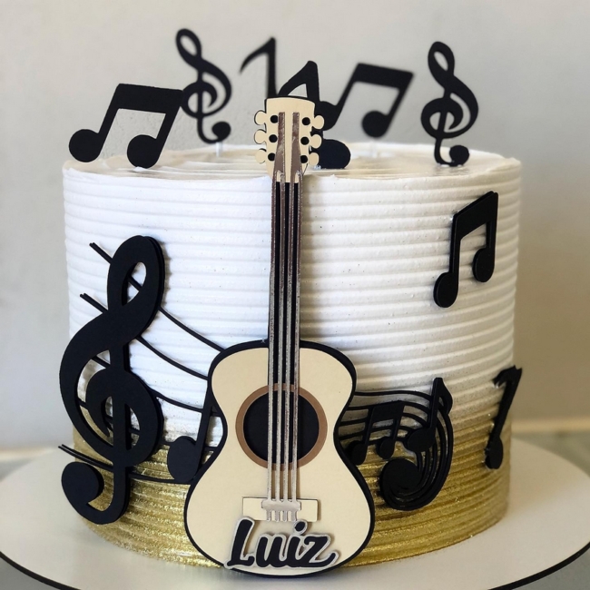 27 bolo masculino decorado com notas musicais @alinnevallquiriaconfeitaria