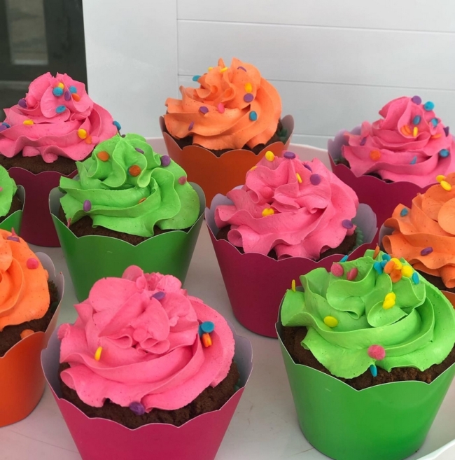 28 cupcake neon com confeitos @cakerosavaninhapereira
