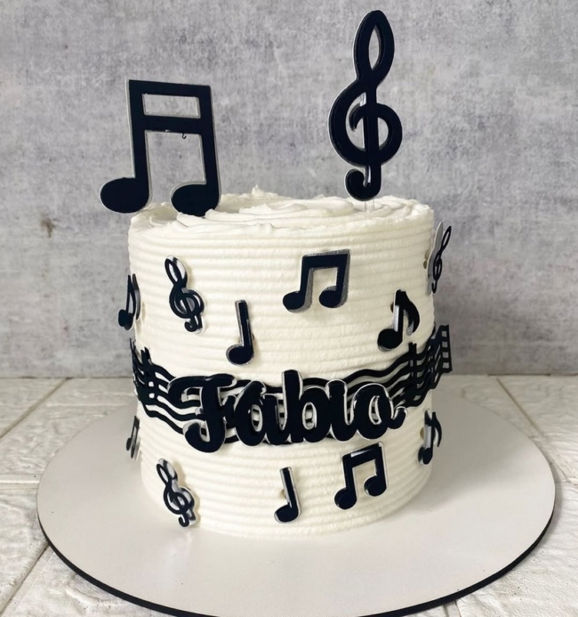 29 bolo masculino decorado com notas musicais @simonettisgourmet