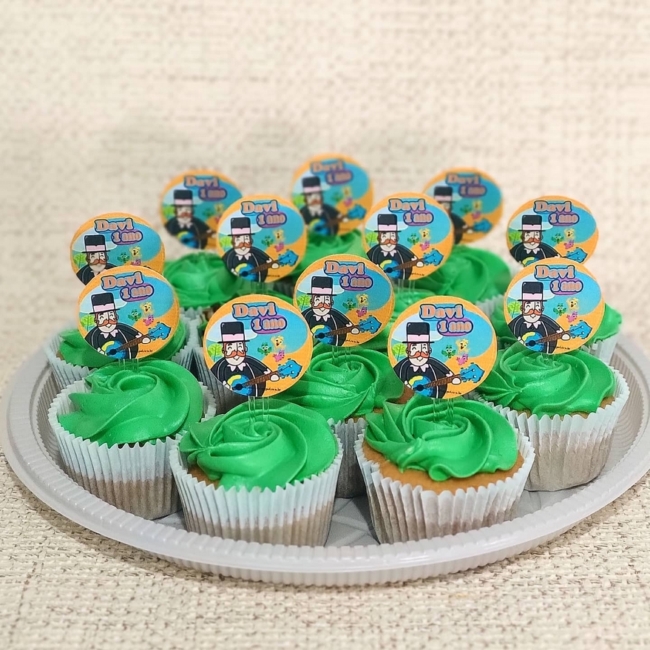 29 cupcake Mundo Bita com tag @mariaflor confeitaria