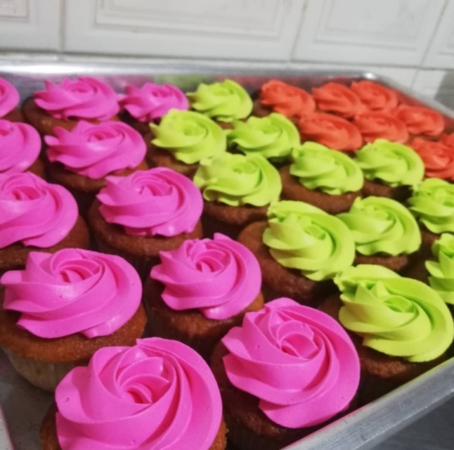 3 cupcake em chantilly neon @vmcakeshop