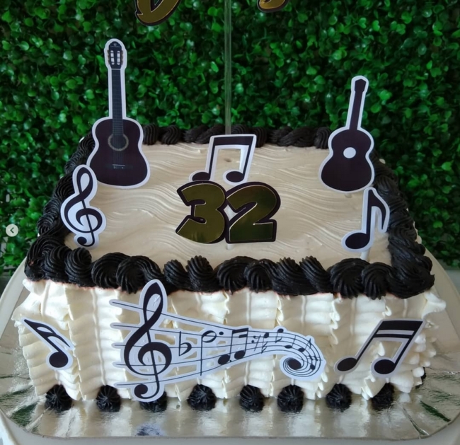 36 bolo quadrado com notas musicais @felibelyconfeitaria