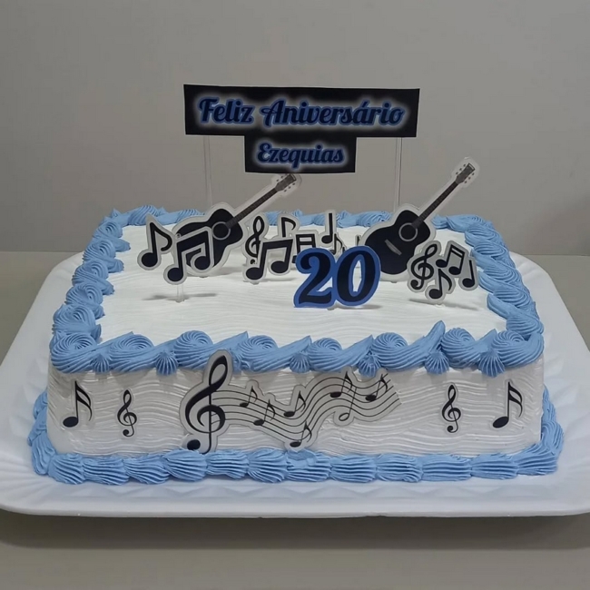 39 bolo retangular com notas musicais @paradadosabor re