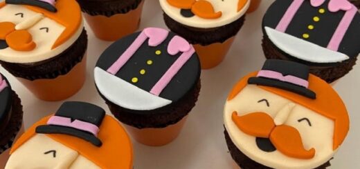 7 cupcake Mundo Bita em pasta americana @karinapalmiericakedesigner