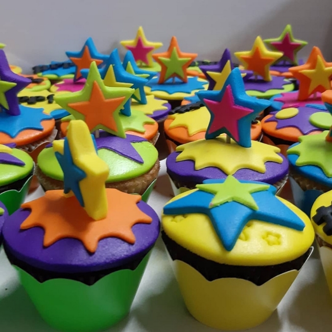 7 cupcake neon @karinapalmiericakedesigner
