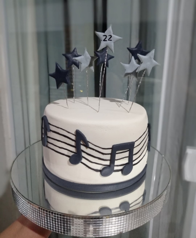 8 bolo pasta de leite ninho com notas musicais @odaliadoces