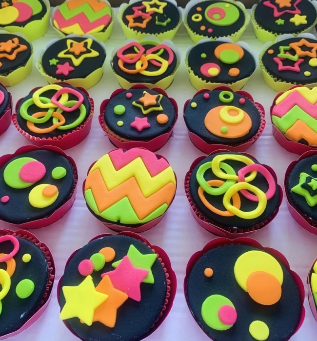 8 cupcake neon em pasta americana @lu bakes cakes