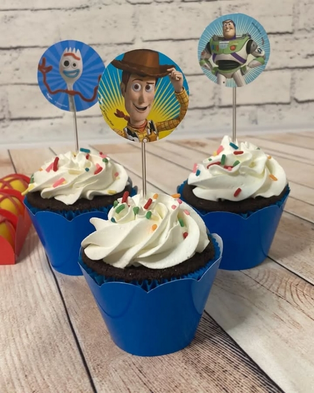 1 cupcake Toy Story de chantilly @doceformiguinhaoficial