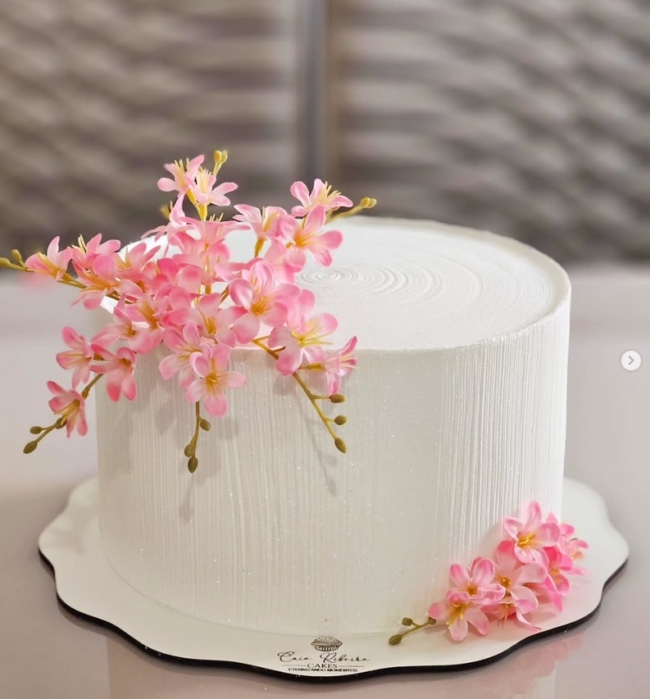 33 topo de bolo de flores artificiais @caioribeirocakes