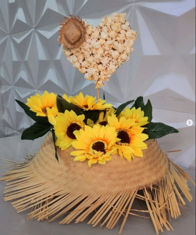 9 decoração de festa junina com chapéu @mesasdadiandra
