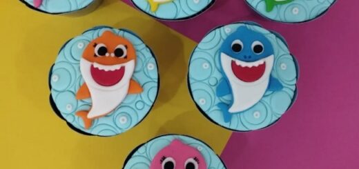 11 cupcake Baby Shark @julianasiqueiradoces