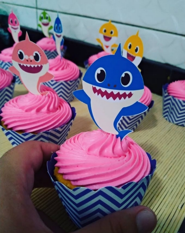 22 cupcake Baby Shark rosa @divinecakes23