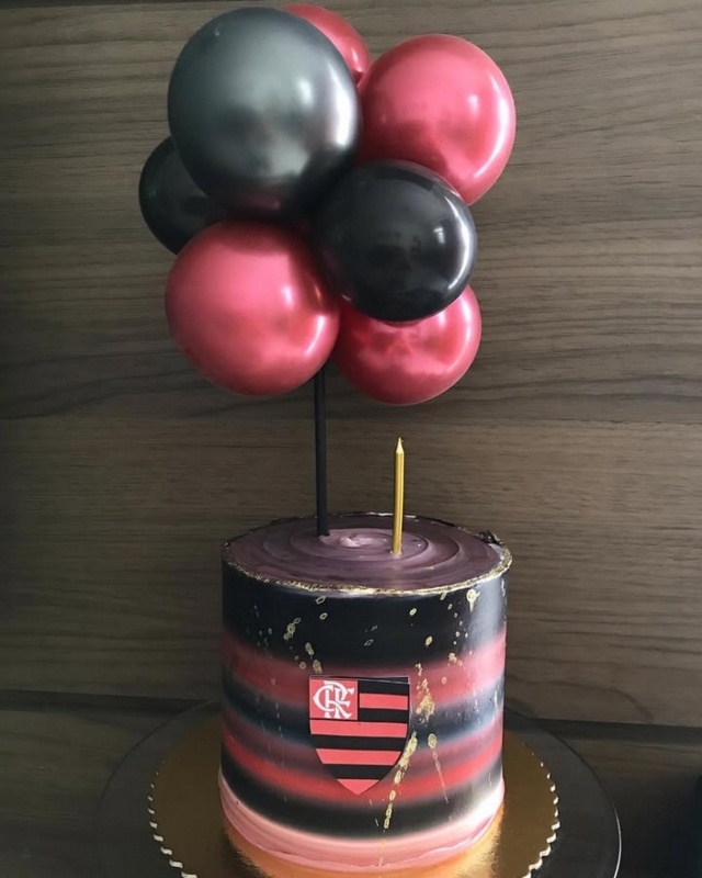 36 topo de bolo do Flamengo com balões @andrezzagomessweets
