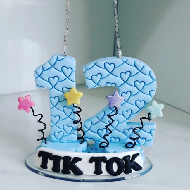 22 topo de bolo TikTok em biscuit @artesdaquell